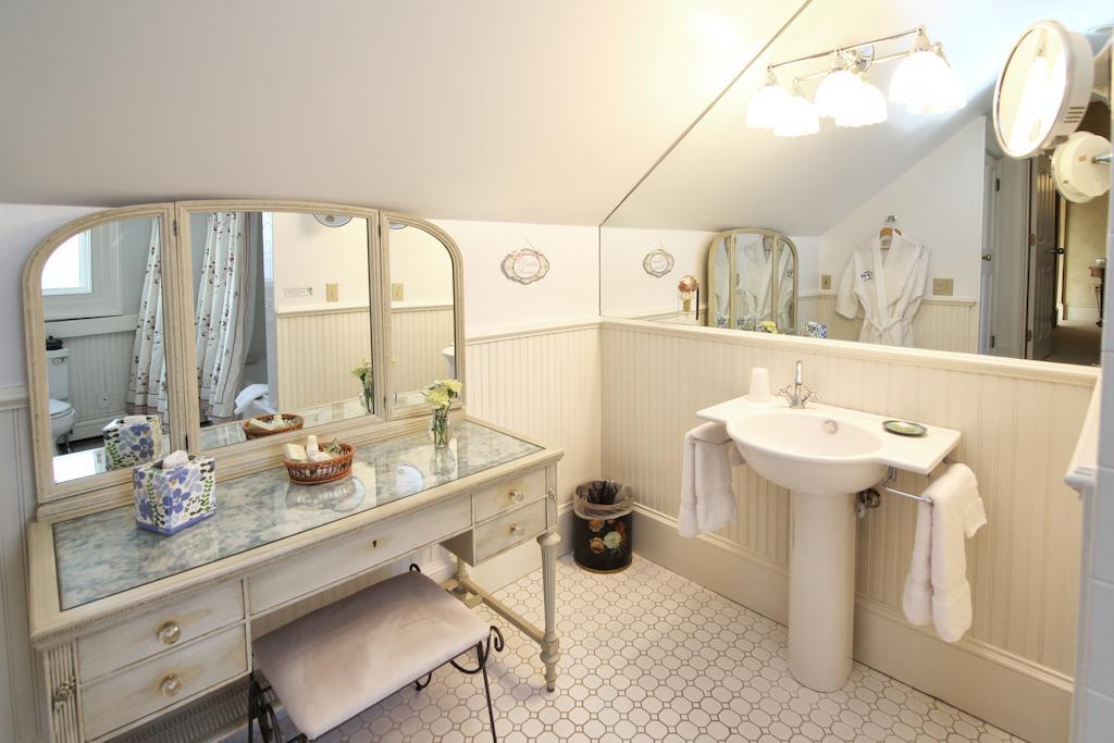 Captain Farris House South Yarmouth Room photo