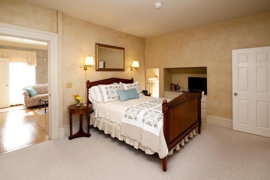 Captain Farris House South Yarmouth Room photo